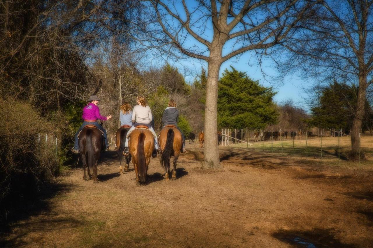 Nrs Event Center & Guest Ranch Hotel Decatur Bagian luar foto