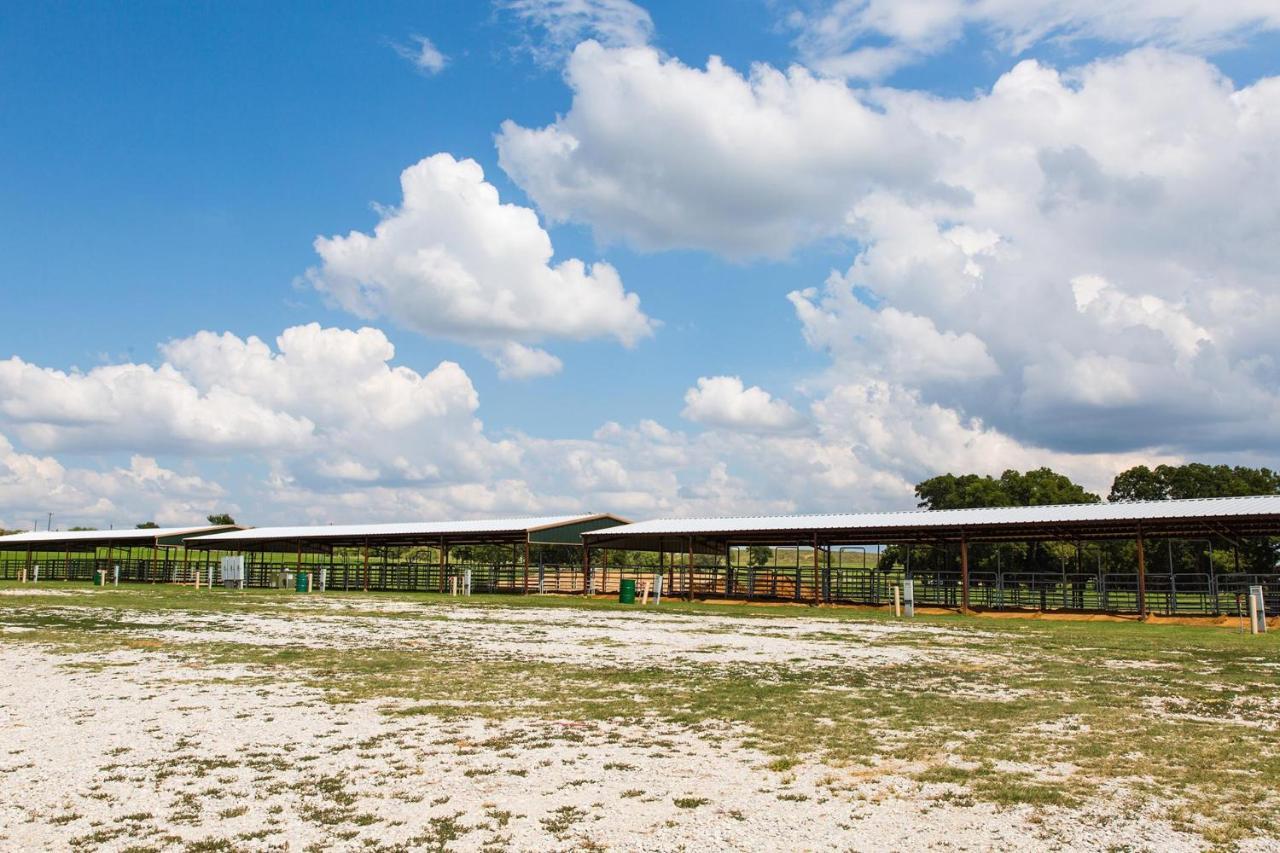 Nrs Event Center & Guest Ranch Hotel Decatur Bagian luar foto